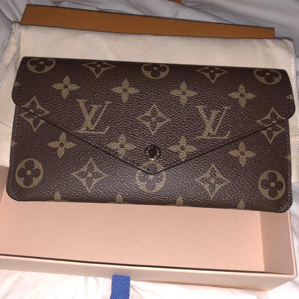 ❣️Sold❣️ Beautiful LV Authentic Monogram Wallet - Picture 1 of 6